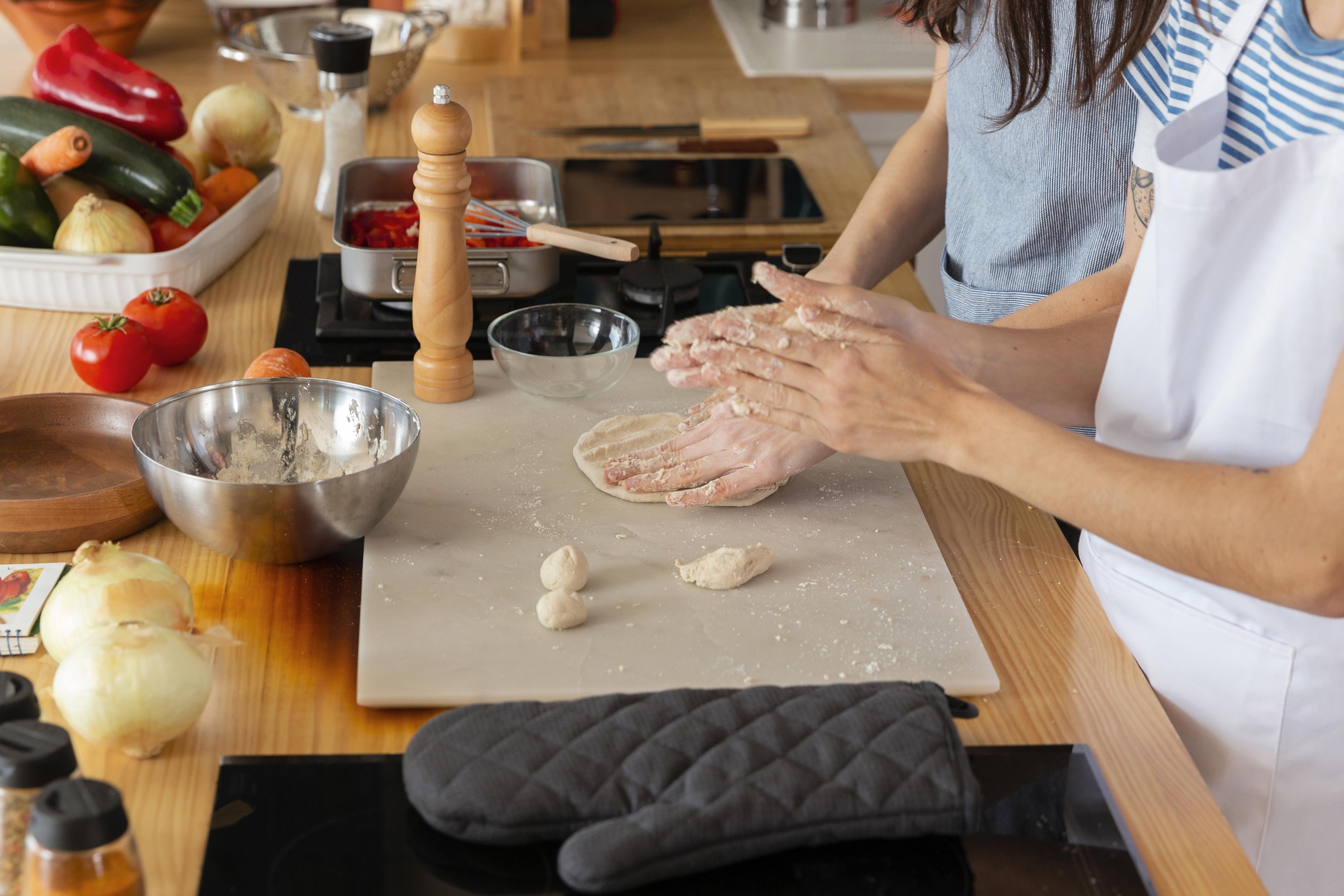 Banco di cucina con ingredienti locali e mani che lavorano